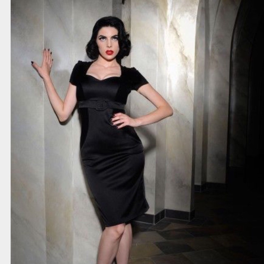 Laura Byrnes California Pris dress in black.
